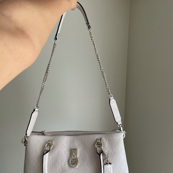 Guess♥️Brand New♥️ Hand- Bag from Guess !! - Picture 8 of 8
